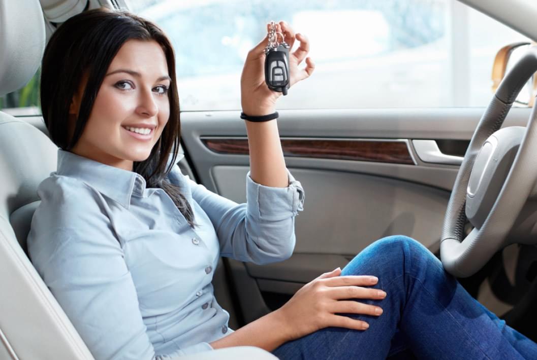 Девушка с ключами от авто